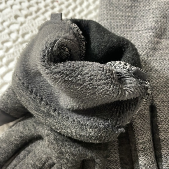 Joe Fresh stylish fleece lined gloves with tech friendly finger tip - Picture 3 of 6